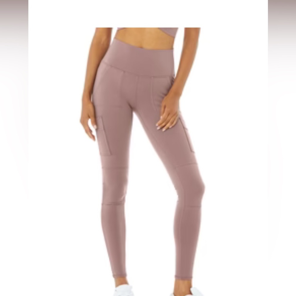 High-Waist Cargo Legging
Color: Woodrose
Size: M
Quantity: 1